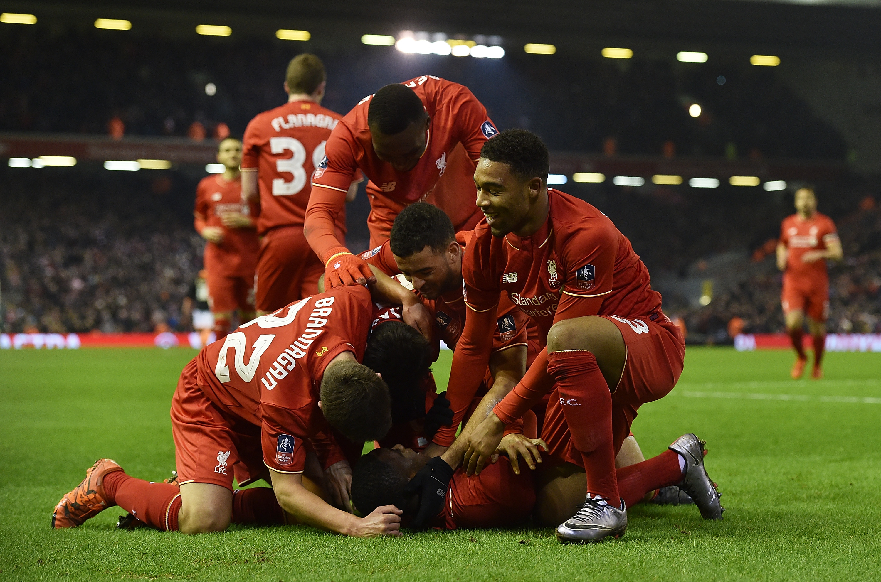 比赛结束后球员激动落泪（终场后球员喜极而泣）