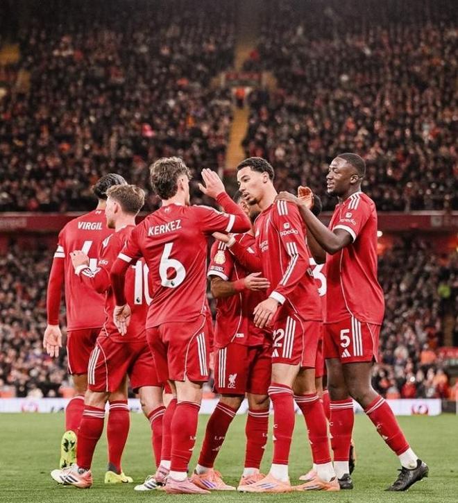 曼联对西汉姆的新布莱恩·姆贝莫罚球判决：裁判的智慧与争议（曼联vs西汉姆：布莱恩·姆贝莫点球判罚，裁判智慧与争议并存）