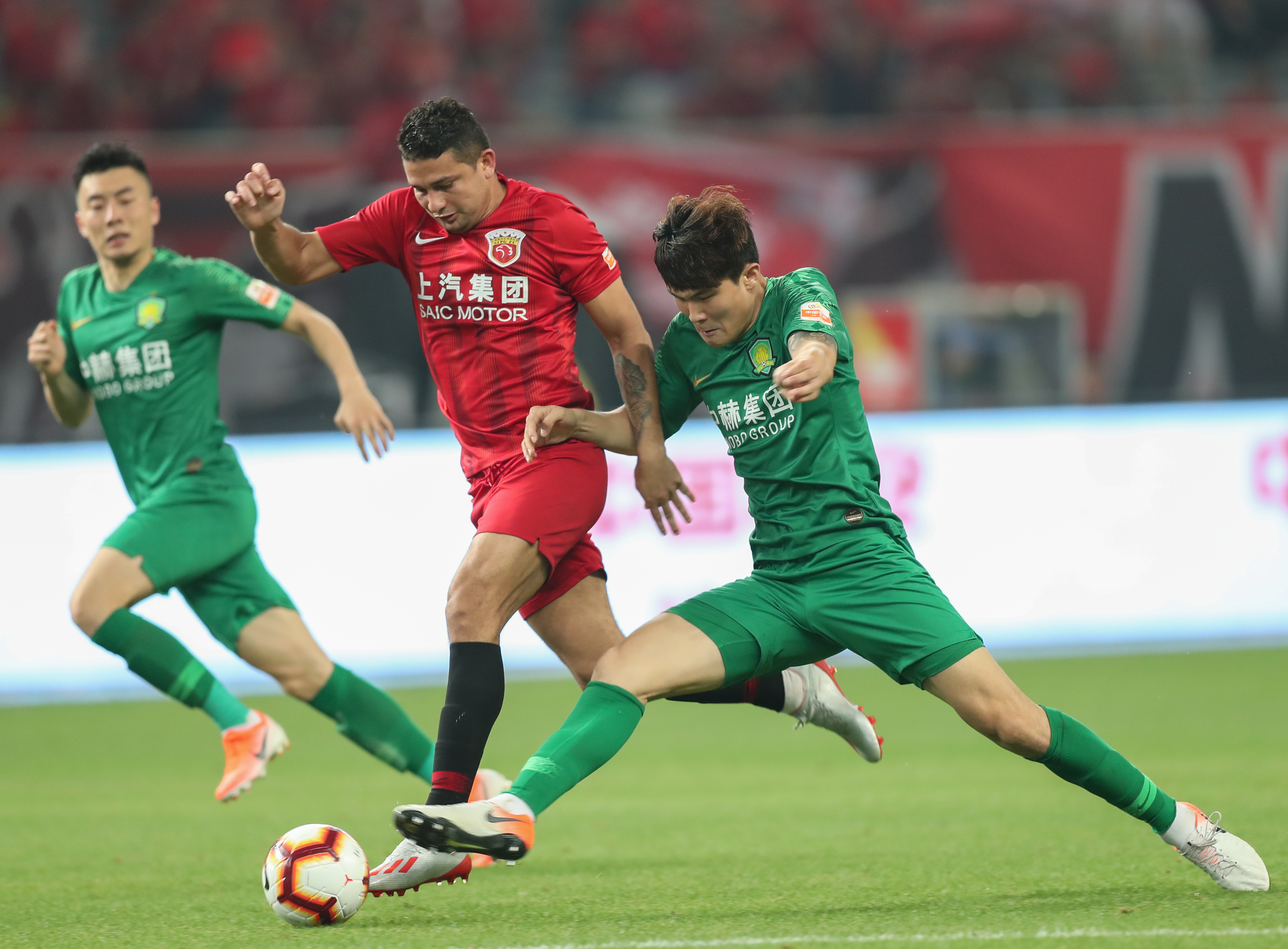 赫内斯：明年目标是德甲冠军；已准备庆祝活动？我们不想傲慢（赫内斯：下赛季目标德甲冠军；庆祝提前准备？不，我们不想显得傲慢）