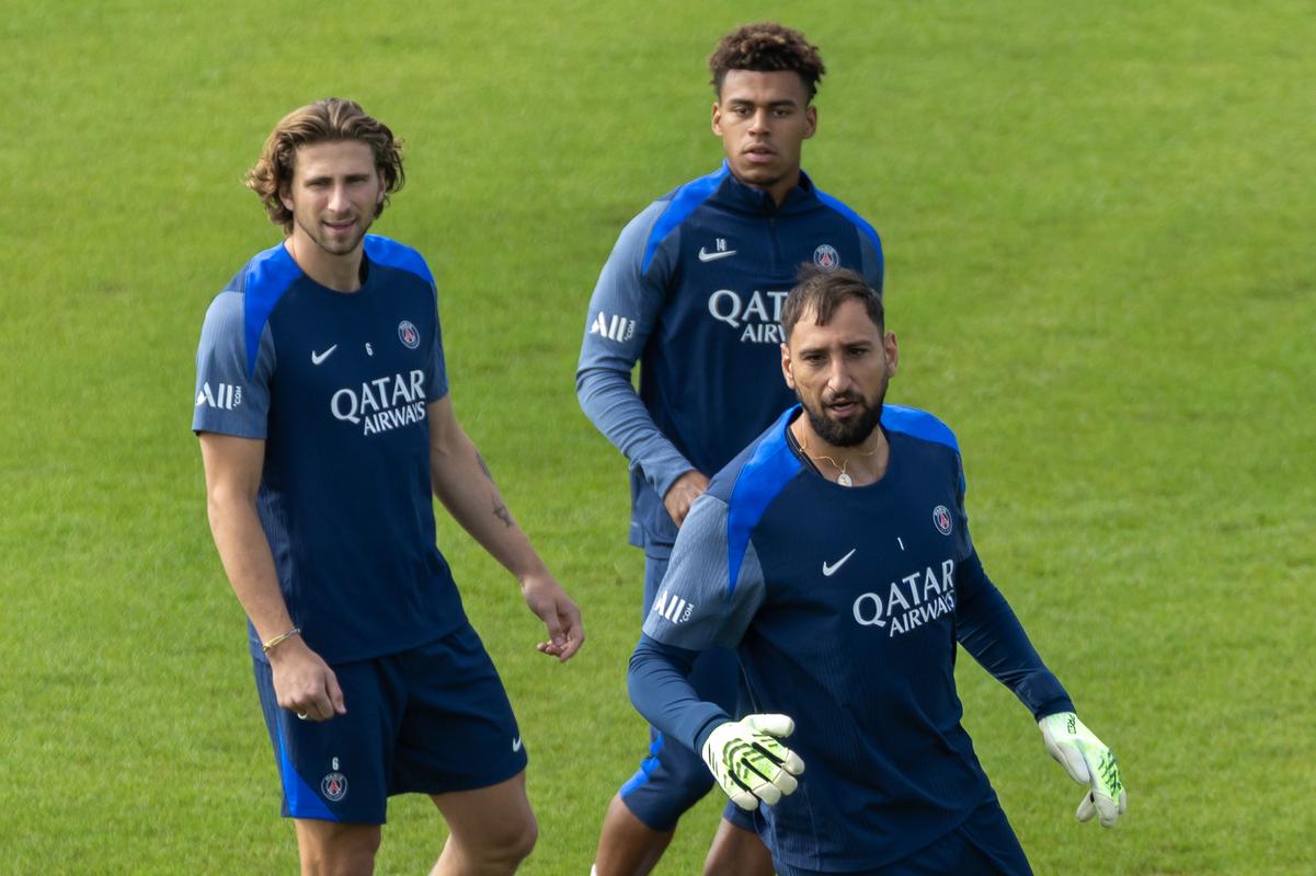 队友的肯定！远藤航投票萨拉赫第一，登贝莱第二、门德斯第三（队友力挺！远藤航将萨拉赫票选第一，登贝莱第二、门德斯第三）