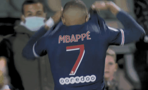 埃基蒂克助攻涉手球争议，主裁观看VAR核查