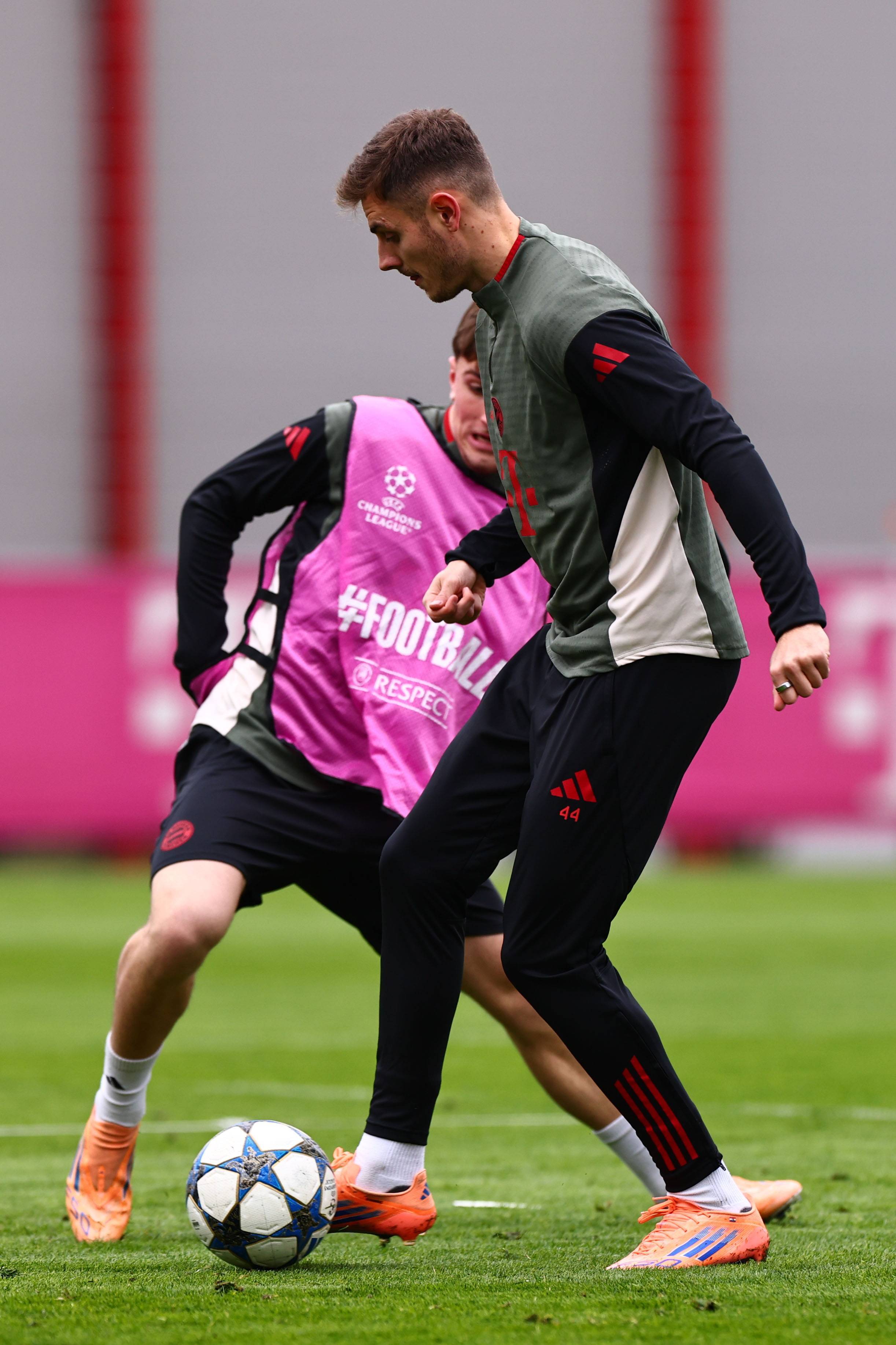 队友为了他拼到抽筋（为他而战，队友拼到抽筋）