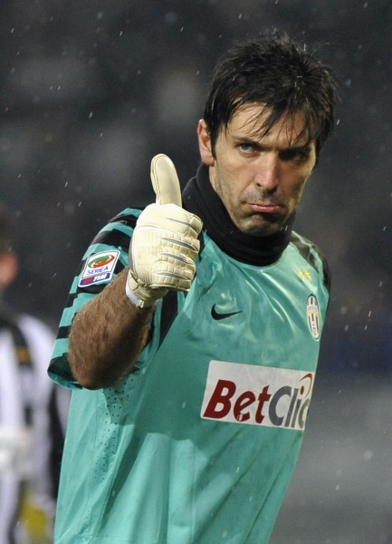 根据目前的情况拜仁明年夏天无意与格雷茨卡续约（从现状看，拜仁明夏不打算与格雷茨卡续约）